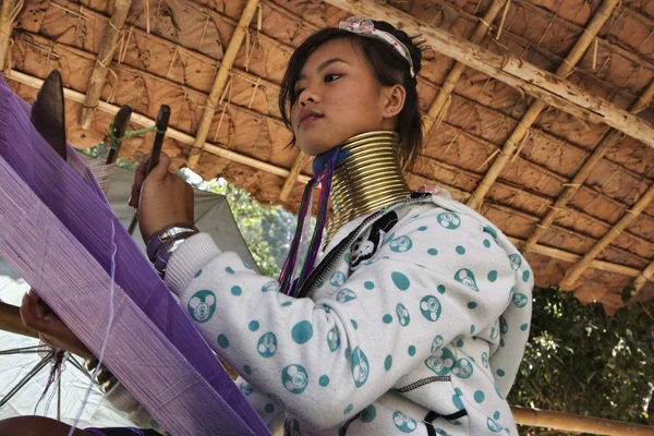 Tayland, chiang mai, karen uzun boyunlu tepe kabile Köyü (kayan lahwi), uzun boyunlu kadın geleneksel kostümleri. 5 veya 6 yaşında olduğunda kadınlar pirinç halkalar kendi boynuna koy. — Stok fotoğraf