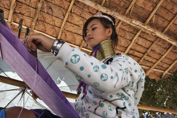 Ταϊλάνδη, Τσιάνγκ Μάι, karen μακρύ λαιμό λόφο φυλή χωριό (kayan lahwi), μακρύ λαιμό γυναίκα με παραδοσιακές φορεσιές. γυναίκες θέσει δαχτυλίδια ορείχαλκο στο λαιμό τους, όταν είναι 5 ή 6 ετών — Φωτογραφία Αρχείου