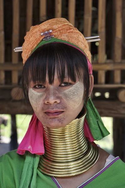 Thailand, chiang mai, karen lång hals backen stam byn (kayan lahwi), lång hals kvinna i traditionella dräkter. kvinnor lägga mässing ringar på halsen när de är 5 eller 6 år gamla — Stockfoto