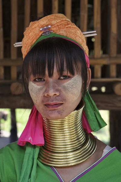 Tailândia, Chiang Mai, Karen Long Neck aldeia tribo colina (Kayan Lahwi), mulher de pescoço longo em trajes tradicionais. Mulheres colocam anéis de latão em seu pescoço quando têm 5 ou 6 anos de idade — Fotografia de Stock