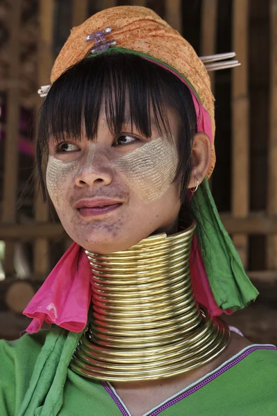 Thailand, chiang mai, karen lång hals backen stam byn (kayan lahwi), lång hals kvinna i traditionella dräkter. kvinnor lägga mässing ringar på halsen när de är 5 eller 6 år gamla — Stockfoto