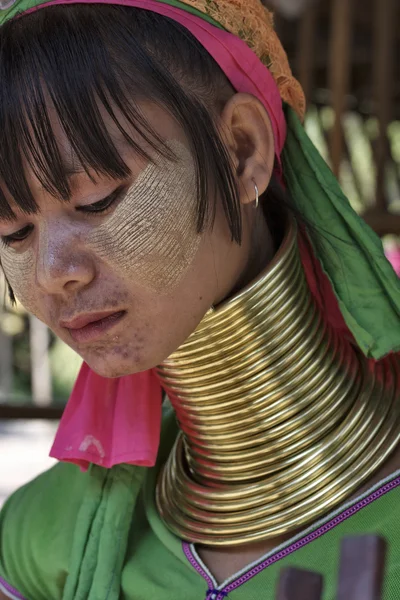Thajsko, chiang mai, karen dlouhý krk hill pokolení vesnice (kayan lahwi), dlouhý krk ženy v tradičních krojích. ženy dát mosazné kroužky na jejich krku, když jsou 5 nebo 6 let — Stock fotografie