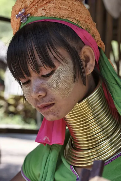 タイ、チェンマイ、カレン長い首の山岳民族の村 (カヤン族 lahwi）、伝統的な衣装での長い首の女性。ときに彼らは 5 または 6 歳女性彼らの首に真鍮製リングを置く — ストック写真