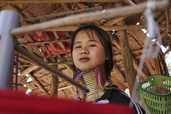 泰国，清迈，凯伦长长的脖子山部落村庄 （kayan lahwi），长长的脖子女人传统服饰。妇女把黄铜戒指放在他们的脖子上时 5 或 6 岁 — 图库照片