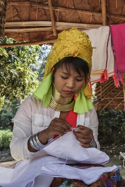 Tailândia, Chiang Mai, Karen Long Neck aldeia tribo colina (Kayan Lahwi), mulher de pescoço longo em trajes tradicionais. As mulheres colocam anéis de latão no pescoço quando têm 5 ou 6 anos e aumentam o número — Fotografia de Stock