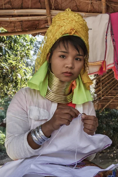 Таиланд, Чиангмай, деревня племени Карен Лонг Нек (Каян Лахви), женщина с длинной шеей в традиционных костюмах. Женщины надевают медные кольца на шею, когда им 5 или 6 лет, и увеличивают количество нума. — стоковое фото