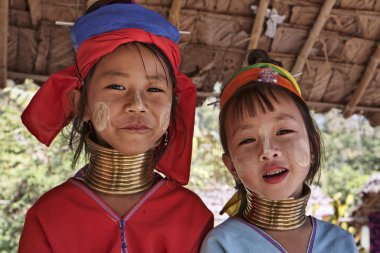 Tayland, chiang mai, karen uzun boyunlu tepe kabile Köyü (kayan lahwi), uzun boyunlu genç kızların geleneksel kostümleri. 5 veya 6 yaşında ve t artış zaman kadınlar pirinç halkalar kendi boynuna koy.