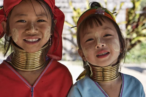 Thailandia, Chiang Mai, Karen Long Neck villaggio collina tribù (Kayan Lahwi), Long Neck giovani ragazze in costumi tradizionali. Le donne mettono anelli di ottone sul collo quando hanno 5 o 6 anni e aumentano t — Foto Stock