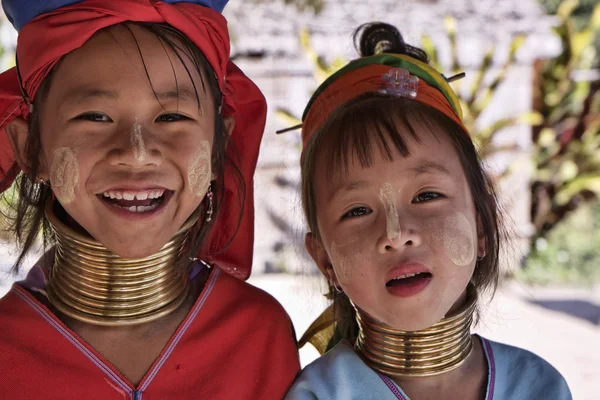 泰国，清迈，凯伦长长的脖子山部落村庄 （kayan lahwi），长长的脖子身着传统服装的年轻女孩。妇女把黄铜戒指放在他们的脖子上时他们是 5、 6 岁和增加 t — 图库照片