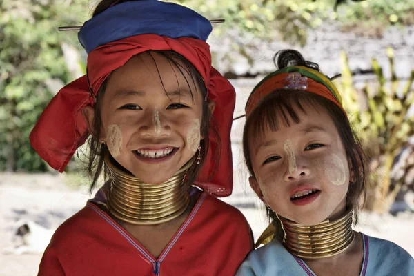 stock image Thailand, Chiang Mai, Karen Long Neck hill tribe village (Kayan Lahwi), Long Neck young girls in traditional costumes. Women put brass rings on their neck when they are 5 or 6 years old and increase t