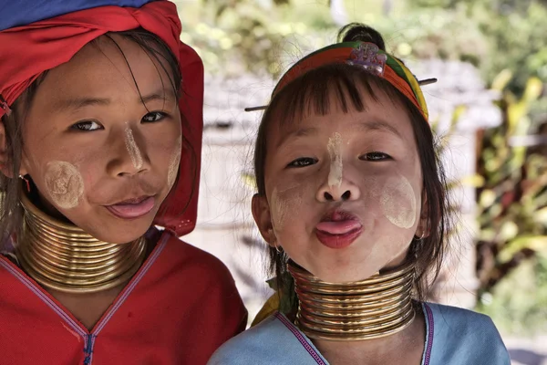 泰国，清迈，凯伦长长的脖子山部落村庄 （kayan lahwi），长长的脖子身着传统服装的年轻女孩。妇女把黄铜戒指放在他们的脖子上时他们是 5、 6 岁和增加 t — 图库照片