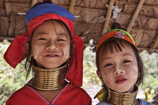 Thailand, chiang mai, karen lange nek heuvel stam dorp (kayan lahwi), lange nek jonge meisjes in klederdracht. vrouwen zetten koperen ringen op hun nek wanneer ze 5 of 6 jaar oud zijn en t verhogen — Stockfoto