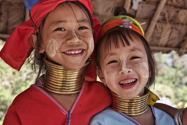 Thajsko, chiang mai, karen dlouhý krk hill pokolení vesnice (kayan lahwi), dlouhý krk mladých dívek v kroji. ženy dát mosazné kroužky na jejich krku, když jsou 5 nebo 6 let starý a zvýšení t — Stock fotografie