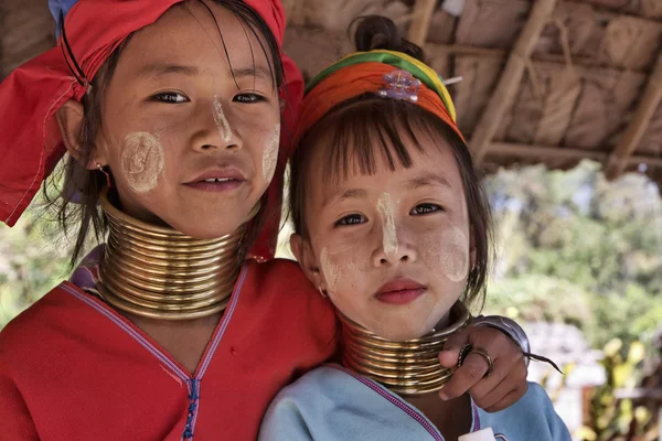 Thailand, Chiang Mai, Karen Long Neck hill tribe village (Kayan Lahwi), Long Neck young girls in traditional costumes. Women put brass rings on their neck when they are 5 or 6 years old and increase t — Stock Photo, Image