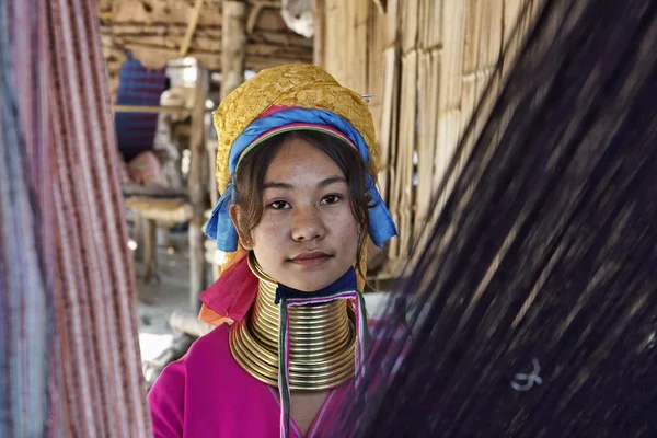 Thailand, chiang mai, karen lång hals backen stam byn (kayan lahwi), lång hals kvinna i traditionella dräkter. kvinnor sätta mässing ringar på halsen när de är 5 eller 6 år gammal och öka num — Stockfoto