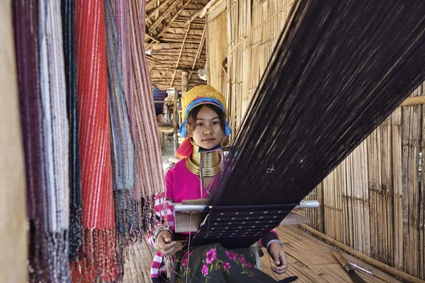 Thajsko, chiang mai, karen dlouhý krk hill pokolení vesnice (kayan lahwi), dlouhý krk ženy v tradičních krojích. ženy dát mosazné kroužky na jejich krku, když jsou 5 nebo 6 let starý a zvýšit ob — Stock fotografie