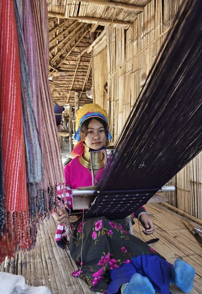 Таїланд, Чіанг маи, Карен довга шия Хілл племені селі (kayan lahwi), довга шия жінка в традиційні костюми. жінок надіти латунні кільця їх шиї коли вони 5 або 6 років і збільшити номер — стокове фото