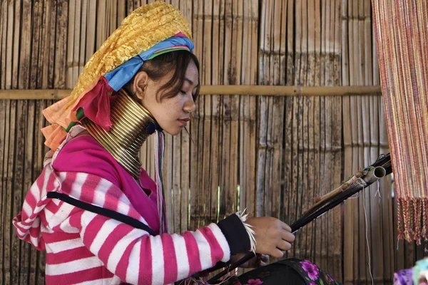Thailand, chiang mai, karen long neck hill tribe village (kayan lahwi), langhalsige Frau in traditionellen Trachten. Frauen legen sich Messingringe um den Hals, wenn sie 5 oder 6 Jahre alt sind und erhöhen die Anzahl der — Stockfoto