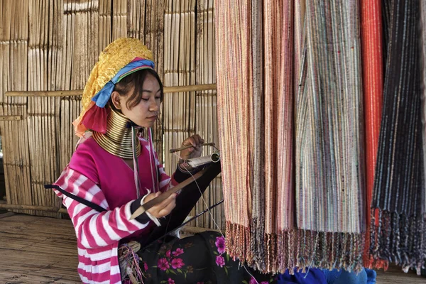 Tailandia, Chiang Mai, Karen Long Neck aldea de la tribu de la colina (Kayan Lahwi), mujer de cuello largo en trajes tradicionales. Las mujeres se ponen anillos de latón en el cuello cuando tienen 5 o 6 años y aumentan el num —  Fotos de Stock
