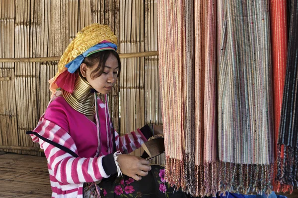 Tailandia, Chiang Mai, Karen Long Neck aldea de la tribu de la colina (Kayan Lahwi), mujer de cuello largo en trajes tradicionales. Las mujeres se ponen anillos de latón en el cuello cuando tienen 5 o 6 años y aumentan el num — Foto de Stock