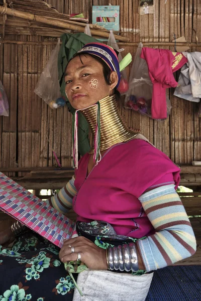 Tailandia, Chiang Mai, Karen Long Neck aldea de la tribu de la colina (Kayan Lahwi), mujer de cuello largo en trajes tradicionales. Las mujeres se ponen anillos de latón en el cuello cuando tienen 5 o 6 años y aumentan el num — Foto de Stock