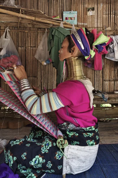 泰国，清迈，凯伦长长的脖子山部落村庄 （kayan lahwi），长长的脖子女人传统服饰。妇女把黄铜戒指放在他们的脖子上时他们是 5、 6 岁和增加全国矿工工会 — 图库照片