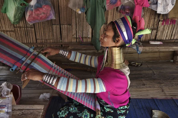 タイ、チェンマイ、カレン長い首の山岳民族の村 (カヤン族 lahwi）、伝統的な衣装での長い首の女性。女性 5 歳か 6 歳であり、num を増やすとき彼らの首に真鍮製リングを入れてください。 — ストック写真
