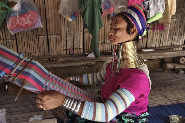 Tailândia, Chiang Mai, Karen Long Neck aldeia tribo colina (Kayan Lahwi), mulher de pescoço longo em trajes tradicionais. As mulheres colocam anéis de latão no pescoço quando têm 5 ou 6 anos e aumentam o número — Fotografia de Stock