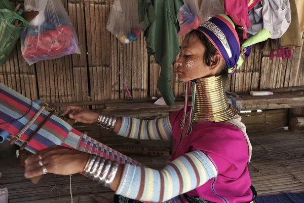 Thailand, Chiang Mai, Karen Long Neck hill tribe village (Kayan Lahwi), Long Neck woman in traditional costumes. Women put brass rings on their neck when they are 5 or 6 years old and increase the num — Stock Photo, Image