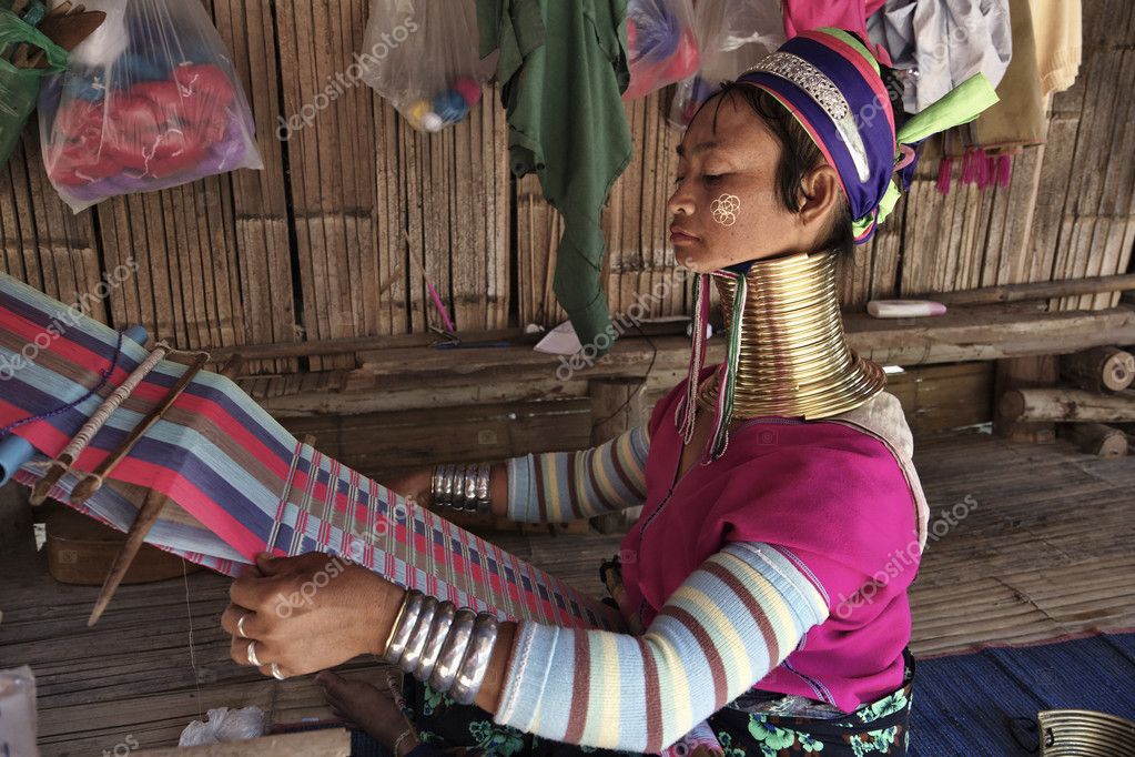 File:Kayan Hill Tribe Woman with neck rings with Tourist.JPG - Wikipedia