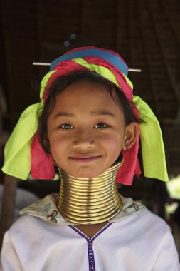 Tayland, chiang mai, karen uzun boyunlu tepe kabile Köyü (kayan lahwi), uzun boyunlu genç kız geleneksel kostümleri. Ne zaman onlar 5 veya 6 yaşında ve inci artırmak kadın pirinç halkalar kendi boynuna koy.