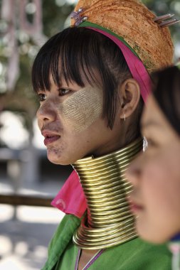 Tayland, chang mai, karen uzun boyunlu tepe kabile Köyü (kayan lahwi), uzun boyunlu kadınların geleneksel kostümleri. Ne zaman onlar 5 veya 6 yaşında ve uyuşmuş artırmak kadınlar pirinç halkalar kendi boynuna koy.