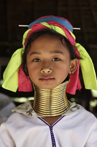 Thailand, chiang mai, karen long neck hill tribe village (kayan lahwi), langhalsiges junges Mädchen in traditionellen Trachten. Frauen legen sich Messingringe um den Hals, wenn sie 5 oder 6 Jahre alt sind und vermehren sich. — Stockfoto