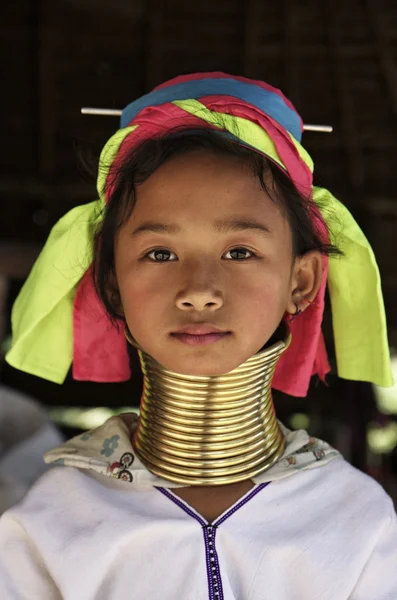 Tailandia, Chiang Mai, Karen Long Neck aldea de la tribu de la colina (Kayan Lahwi), Chica joven de cuello largo en trajes tradicionales. Las mujeres se ponen anillos de latón en el cuello cuando tienen 5 o 6 años y aumentan —  Fotos de Stock