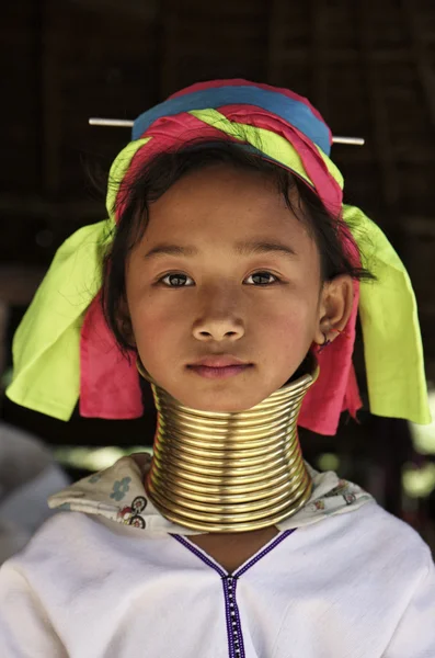 Tailândia, Chiang Mai, Karen Long Neck aldeia tribo colina (Kayan Lahwi), Long Neck menina em trajes tradicionais. As mulheres colocam anéis de latão em seu pescoço quando têm 5 ou 6 anos de idade e aumentam — Fotografia de Stock