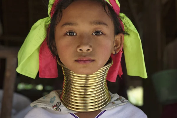 Thailand, chiang mai, karen long neck hill tribe village (kayan lahwi), langhalsiges junges Mädchen in traditionellen Trachten. Frauen legen sich Messingringe um den Hals, wenn sie 5 oder 6 Jahre alt sind und vermehren sich. — Stockfoto