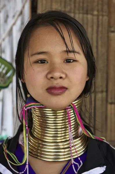 Thailand, chiang mai, karen lång hals backen stam byn (kayan lahwi), lång hals kvinna i traditionella dräkter. kvinnor sätta mässing ringar på halsen när de är 5 eller 6 år gammal och öka num — Stockfoto