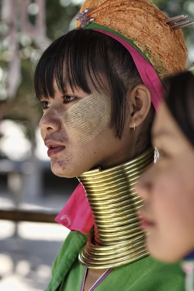 Thailandia, Chang Mai, Karen Long Neck villaggio tribù collinare (Kayan Lahwi), donne collo lungo in costumi tradizionali. Le donne mettono anelli di ottone sul collo quando hanno 5 o 6 anni e aumentano l'intorpidimento. — Foto Stock