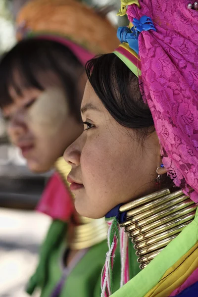 Таиланд, Чанг Май, деревня племени Каян Лахви (Karen Long Neck hill village), женщины с длинной шеей в традиционных костюмах. Женщины надевают медные кольца на шею, когда им 5 или 6 лет, и увеличивают онемение — стоковое фото