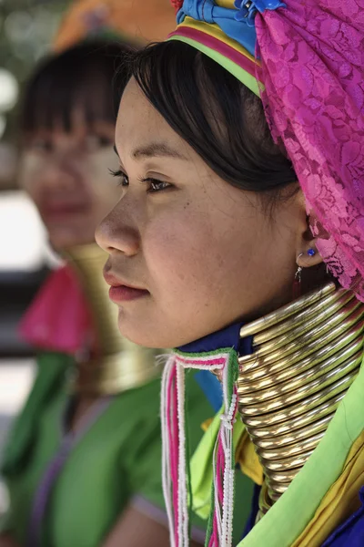 Thailand, chang mai, karen long neck hill tribe village (kayan lahwi), langhalsige Frauen in traditionellen Trachten. Frauen legen sich Messingringe um den Hals, wenn sie 5 oder 6 Jahre alt sind und erhöhen die Taubheit — Stockfoto