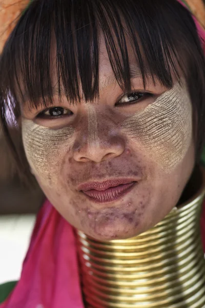Tajlandia, chiang mai, karen długą szyję wzgórzu wioski plemienia (kayan lahwi), długą szyję kobiety w tradycyjnych strojach. kobiety umieścić pierścienie mosiężny na szyi, po 5 lub 6 lat i wzrost num — Zdjęcie stockowe