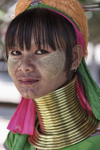 Thailandia, Chiang Mai, Karen Long Neck villaggio collina tribù (Kayan Lahwi), donna collo lungo in costumi tradizionali. Le donne mettono anelli di ottone sul collo quando hanno 5 o 6 anni e aumentano il numero — Foto Stock