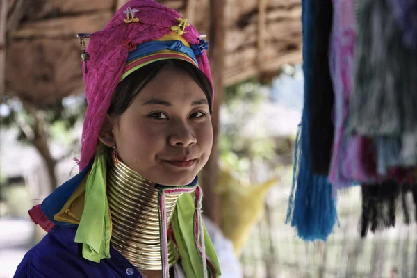 Tayland, chiang mai, karen uzun boyunlu tepe kabile Köyü (kayan lahwi), uzun boyunlu kadın geleneksel kostümleri. 5 veya 6 yaşında olduğunda kadınlar pirinç halkalar kendi boynuna koy. — Stok fotoğraf