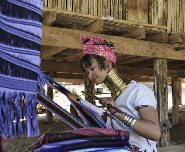 Таїланд, Чіанг маи, Карен довга шия Хілл племені селі (kayan lahwi), довга шия жінка в традиційні костюми. жінок надіти латунні кільця їх шиї коли вони 5 або 6 років — стокове фото