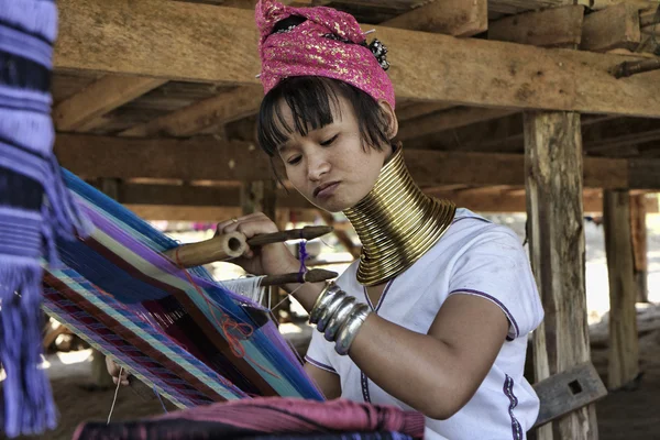 Tailandia, Chiang Mai, Karen Long Neck aldea de la tribu de la colina (Kayan Lahwi), mujer de cuello largo en trajes tradicionales. Las mujeres se ponen anillos de latón en el cuello cuando tienen 5 o 6 años. — Foto de Stock