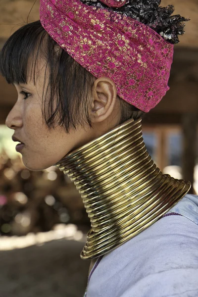 Tailandia, Chiang Mai, Karen Long Neck aldea de la tribu de la colina (Kayan Lahwi), mujer de cuello largo en trajes tradicionales. Las mujeres se ponen anillos de latón en el cuello cuando tienen 5 o 6 años. — Foto de Stock