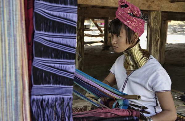 Ταϊλάνδη, Τσιάνγκ Μάι, karen μακρύ λαιμό λόφο φυλή χωριό (kayan lahwi), μακρύ λαιμό γυναίκα με παραδοσιακές φορεσιές. γυναίκες θέσει δαχτυλίδια ορείχαλκο στο λαιμό τους, όταν είναι 5 ή 6 ετών — Φωτογραφία Αρχείου