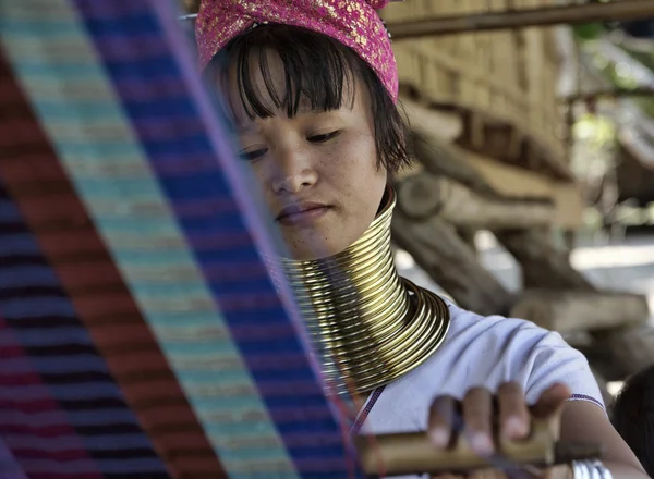 泰国，清迈，凯伦长长的脖子山部落村庄 （kayan lahwi），长长的脖子女人传统服饰。妇女把黄铜戒指放在他们的脖子上时 5 或 6 岁 — 图库照片