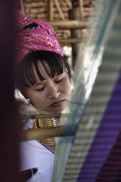 Thaïlande, Chiang Mai, Karen Long Neck hill tribe village (Kayan Lahwi), Long Neck woman in traditional costumes. Les femmes mettent des bagues en laiton sur leur cou quand elles ont 5 ou 6 ans — Photo