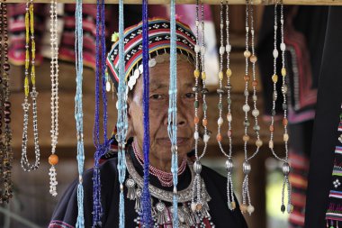 Tayland, chiang mai, karen uzun boyunlu tepe kabile Köyü (kayan lahwi), karen kadın geleneksel kostümleri